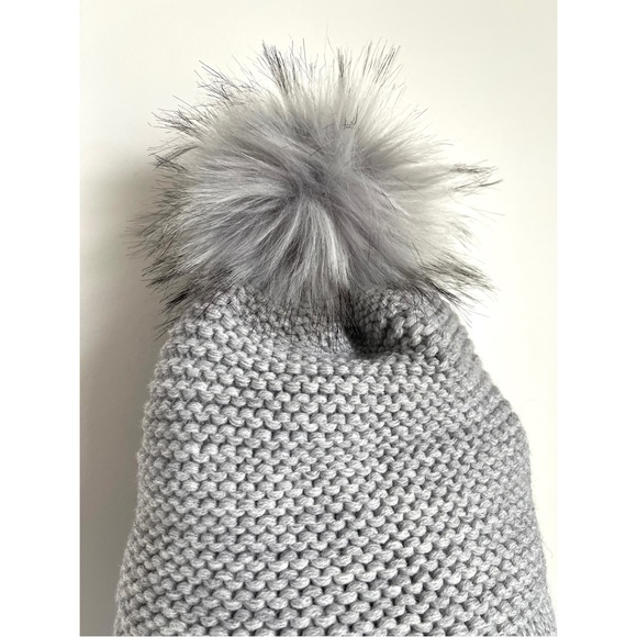 Kyi Kyi Grey Beanie w Huge Faux Fur Pom Pom | New - Picture 2 of 4